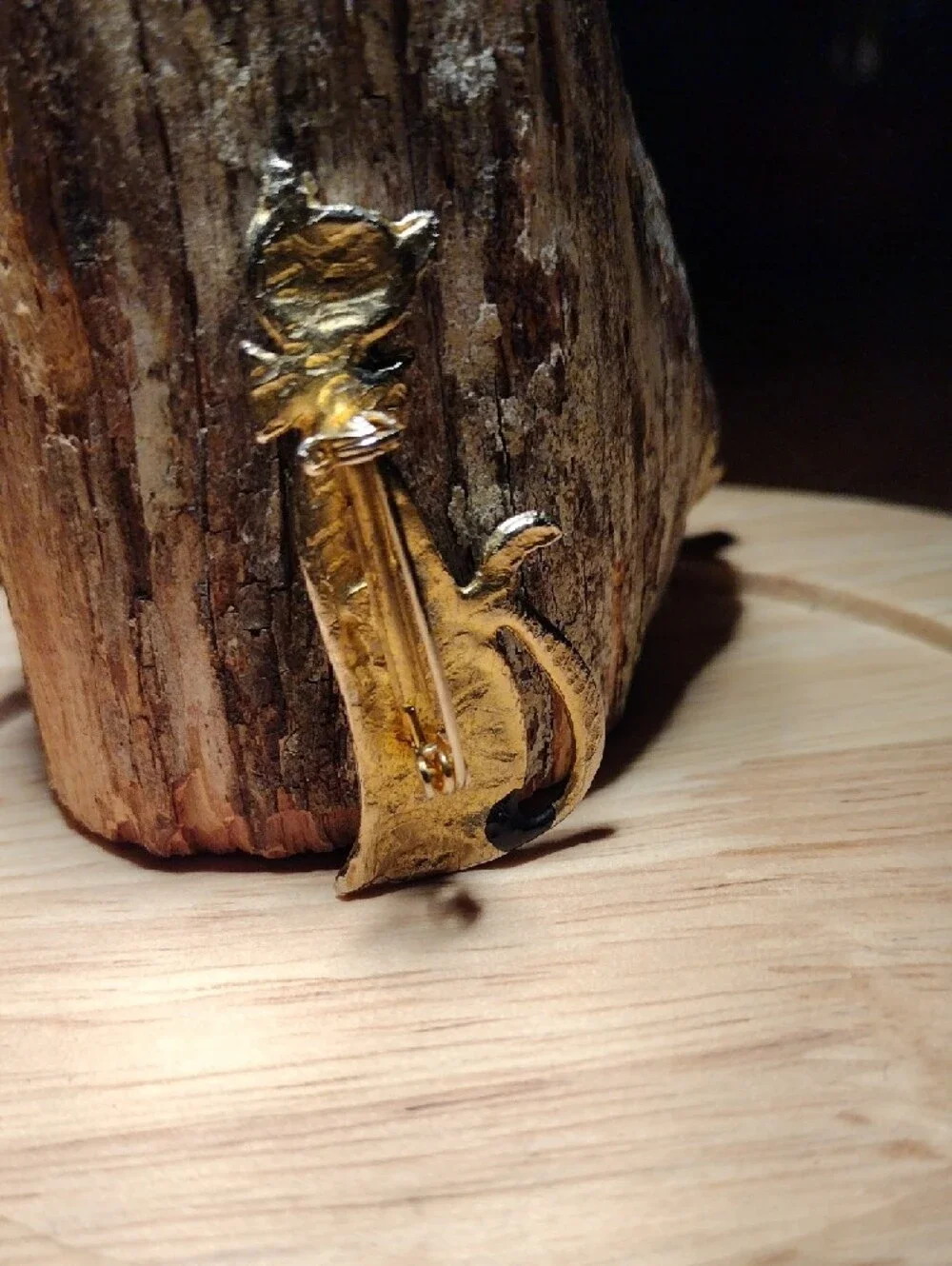 Elegant Black & Gold Cat Brooch - Fashion Accessory for Cat Lovers
